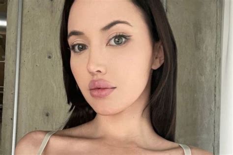 Model says she's single because men are 'too scared' 